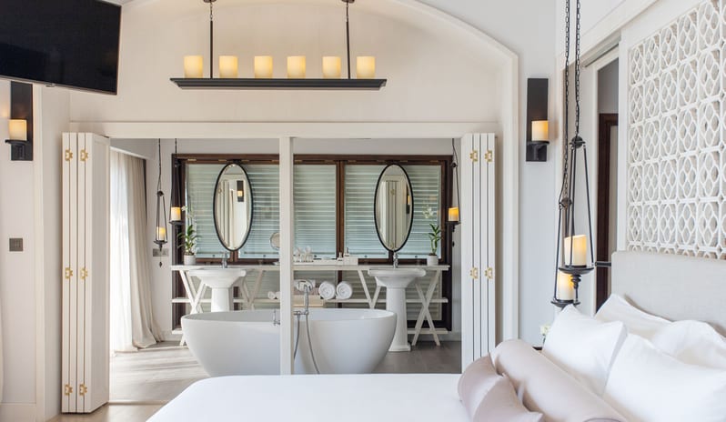 LOVE SEA VIEW BATHTUB